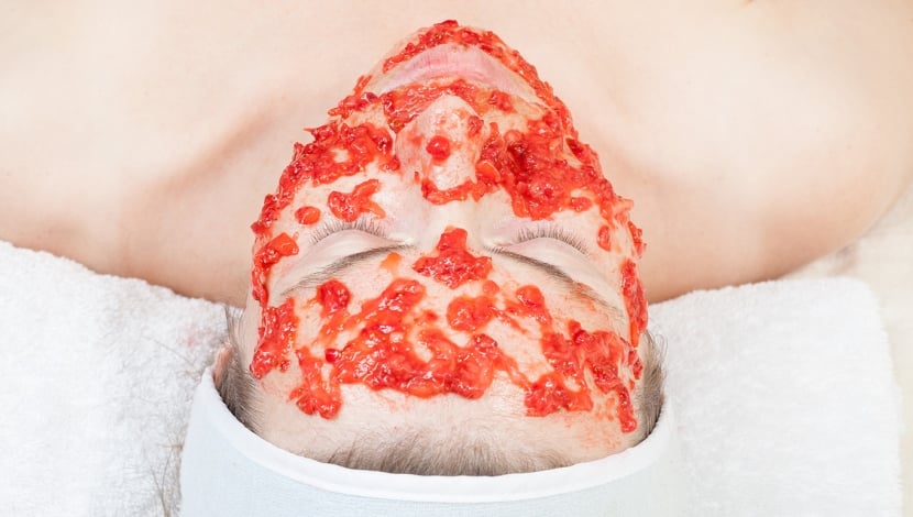 mascarilla de tomate en la cara