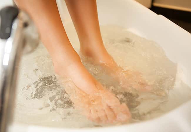 Agua con sal y agua con vinagre dos remedios efectivos para eliminar los hongos de los pies